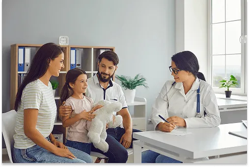Médico atendendo família
